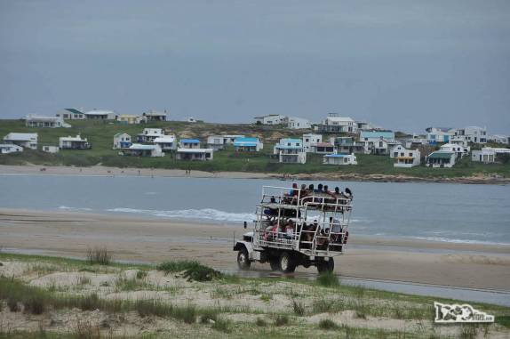 A cada meia hora, novo caminhão com turistas chega a Cabo Polonio, no litoral do Uruguai